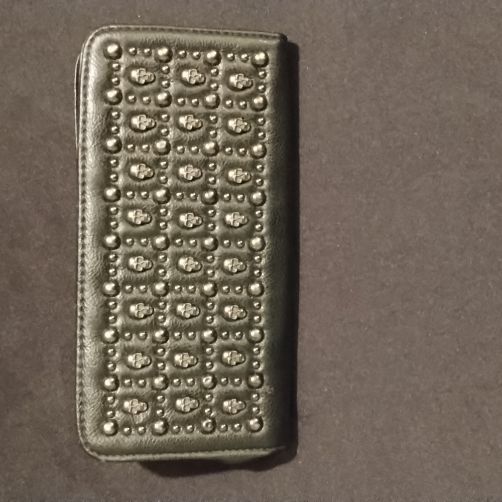 Wallet Metal Skull Design Color: Black & Silver No tags. Good used condition